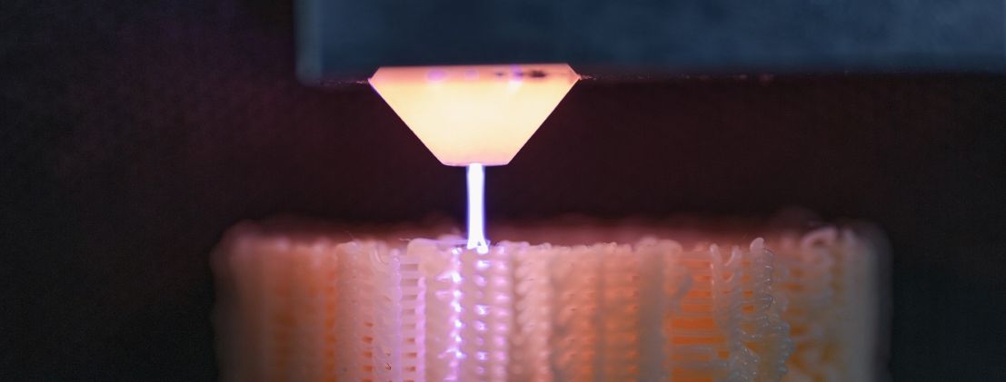 Plasma treatment of a 3D printed component (picture Paul Kurze - Fraunhofer IST)