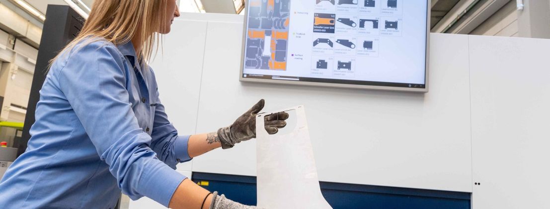 Trumpf's Sorting Guide uses artificial intelligence  to sort sheet metal parts quickly and easily. The  AI system uses self-learning image processing to  recognize the individual parts and then display a  sorting recommendation on the screen.