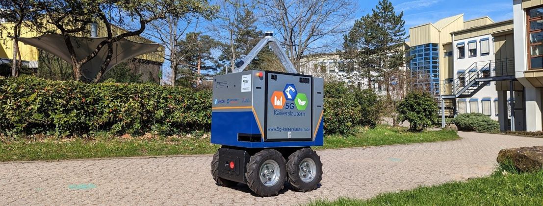 In the future, autonomous intralogistics robots could carry out the transport of goods on factory premises. In the picture: One of the test robots on a transport drive at RPTU (picture: Alexfilms)