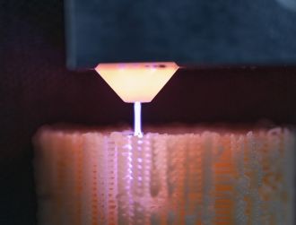 Plasma treatment of a 3D printed component (picture Paul Kurze - Fraunhofer IST)