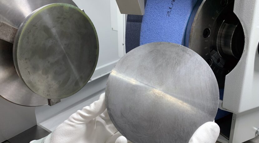 The production of a puck is a challenge due to the brittle hardness of the material (SiC). The machining behavior of the grinding process on ceramics is fundamentally different from that on metallic materials. Picture: Kellenberger