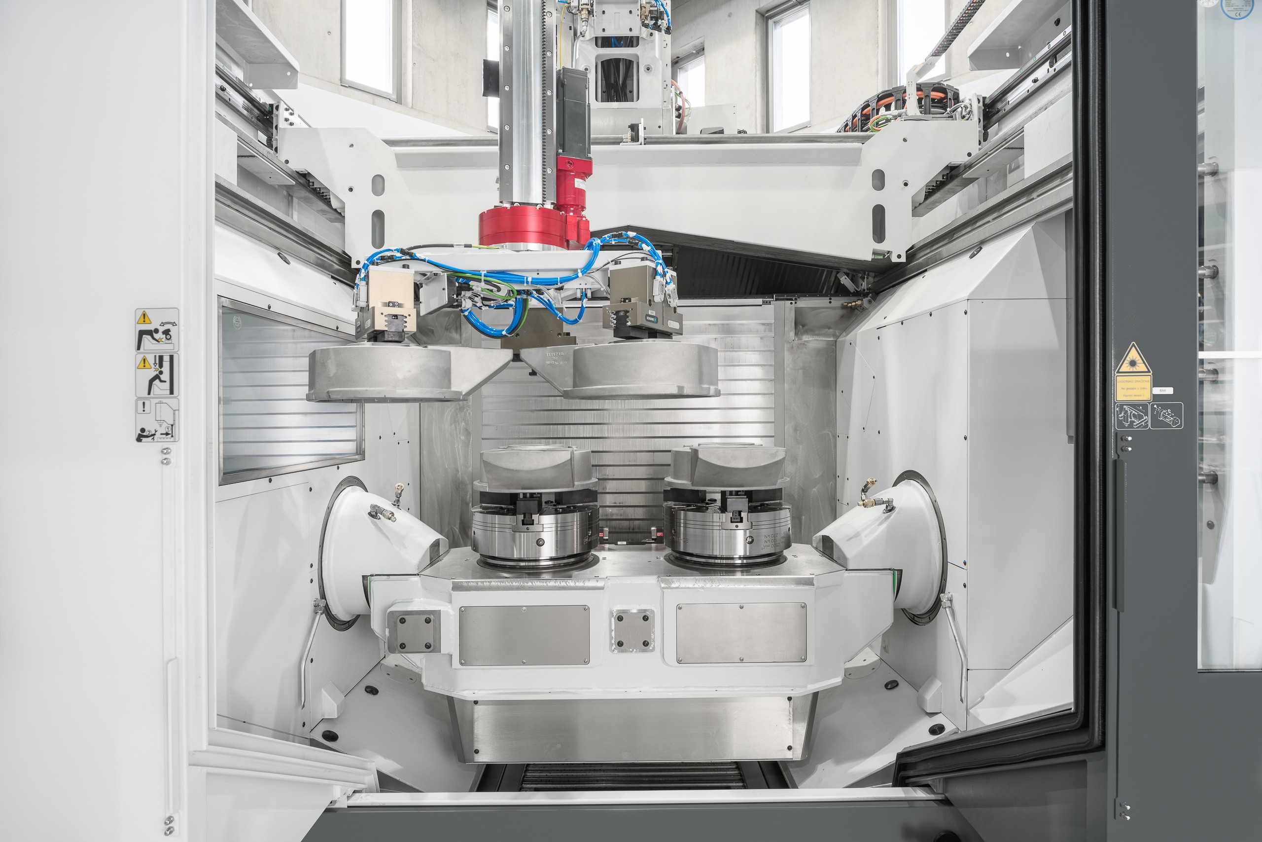 CHIRON-FZ-19-S-mill-turn-with-the-new-Variocell-SYSTEM-with-Gantry-Bot