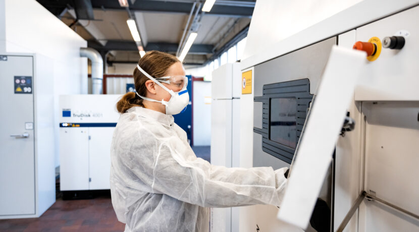 Additively manufactured metal components are produced in a powder bed and melted with a laser.